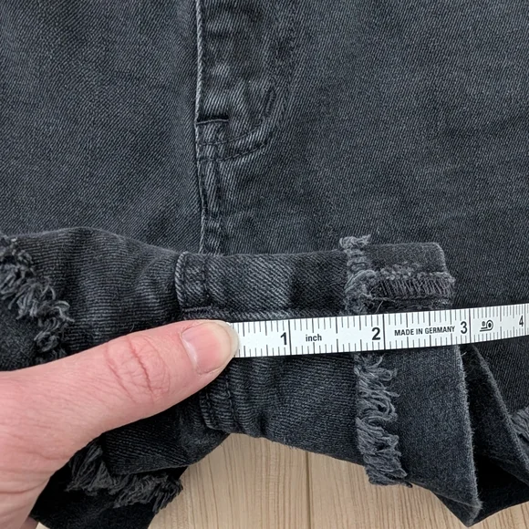 Madewell Women's High Rise Black Denim Shorts - Picture 8 of 11